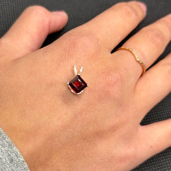 .78ct Natural Garnet pendant set in 925 Sterling Silver - Picture 4 of 5